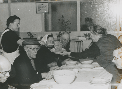 876820 Groepsportret van evacuees afkomstig uit de provincie Zeeland, die opgevangen zijn in het opvanghuis ...